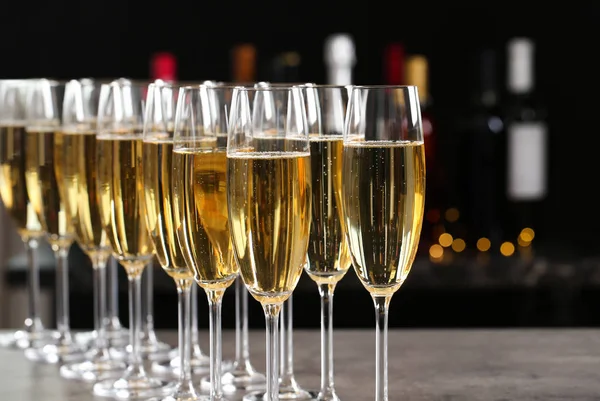 Veel glazen champagne op wazige achtergrond, close-up — Stockfoto