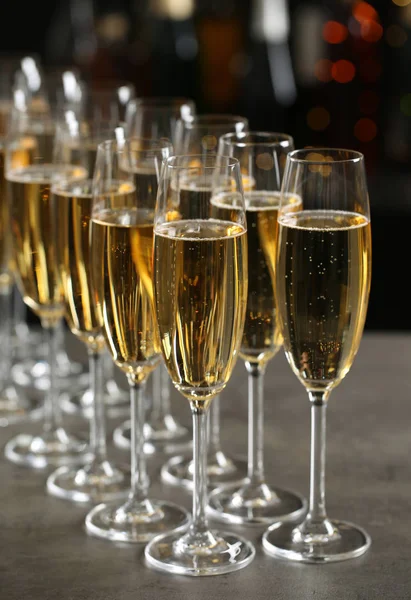 Bulanık arka plana karşı masada şampanya gözlükleri — Stok fotoğraf