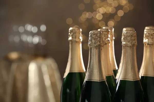 Veel flessen champagne op wazige achtergrond, close-up. Ruimte voor tekst — Stockfoto