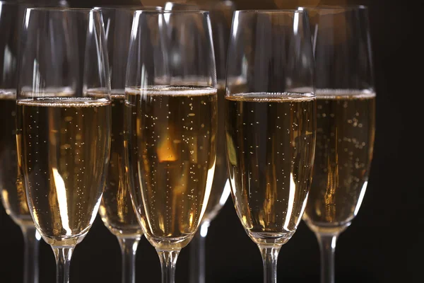 Glazen champagne op donkere achtergrond, close-up — Stockfoto