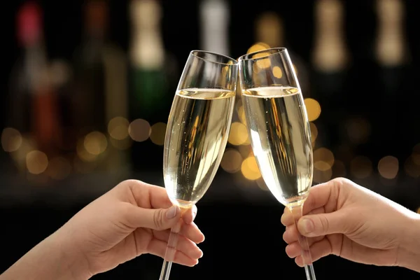 People clinking glasses of champagne on blurred background, closeup — Stock Photo, Image