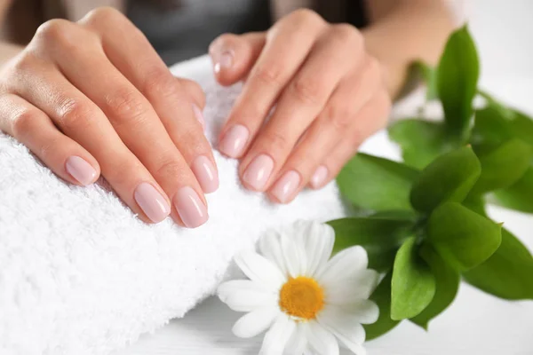 Vista de cerca de la mujer con hermosas manos en la mesa. Tratamiento de spa — Foto de Stock