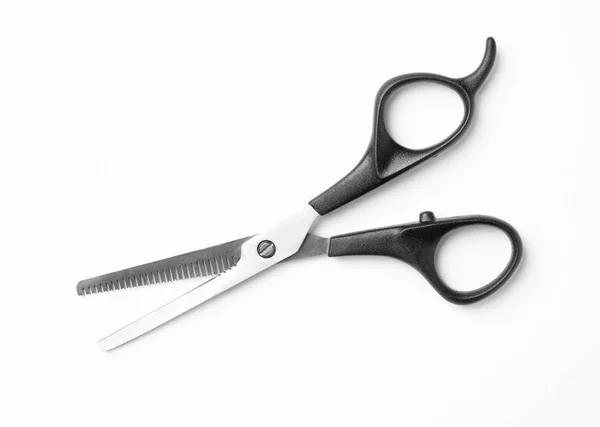 Nowe nożyce do przerzedzania na białym tle, widok z góry. Profesjonalne narzędzie fryzjerskie — Zdjęcie stockowe
