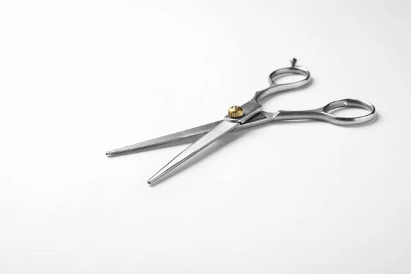 Nové nůžky na bílém podkladu. Profesionální kadeřnický nástroj — Stock fotografie