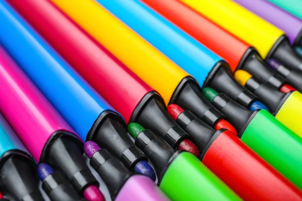 Muchos marcadores de colores como fondo, primer plano. Paleta arco iris — Foto de Stock