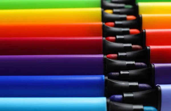 Muchos marcadores de colores como fondo, primer plano. Paleta arco iris — Foto de Stock