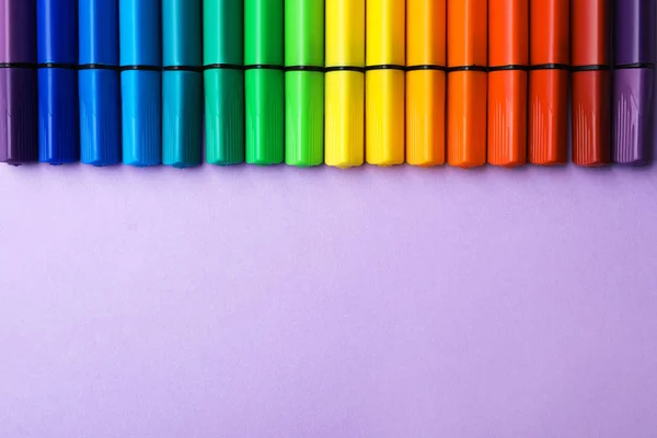 Composición plana con marcadores y espacio para texto sobre fondo de color. Paleta arco iris — Foto de Stock