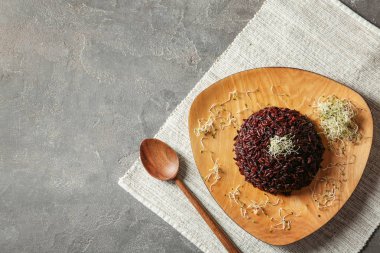 Sofra, düz yatıyordu spyönlendirilmiş Keten tohumları ile haşlanmış kahverengi pirinç. Metin alanı