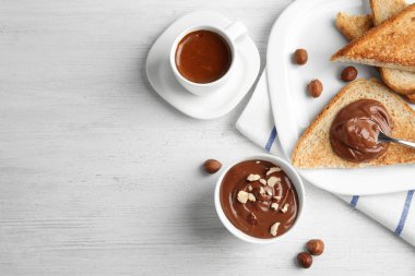 Tatlı çikolata mousse ve kahve ahşap masa üzerinde servis, düz yatıyordu. Metin alanı