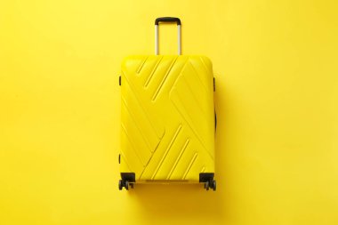 Renkli arka planda şık bavul, üst görünüm