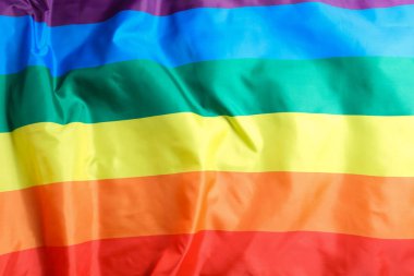 Arka plan olarak parlak gökkuşağı gay bayrağı. LGBT topluluğu