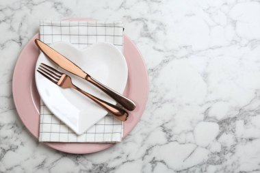 Mermer arka planda şık şık masa ayarı, üst görünüm. Metin alanı