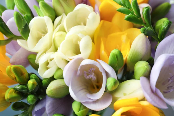 Красивий букет з свіжих квітів фрезії як фон, крупним планом — стокове фото