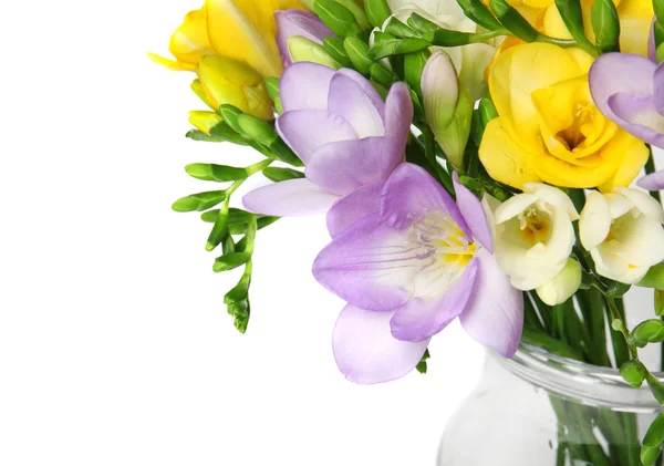 흰색 바탕에 꽃병에 신선한 프리 지아 꽃의 꽃다발, 근접 촬영 — 스톡 사진