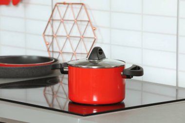 Mutfakta modern soba üzerinde temiz Pan