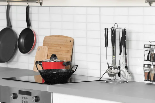 Чистые кухонные принадлежности и посуда на современной кухне — стоковое фото