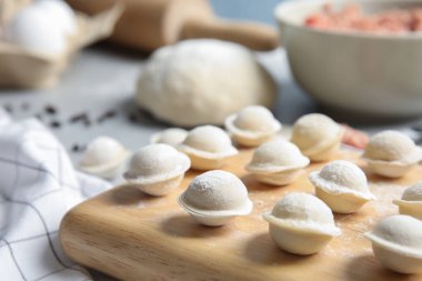 Masa üzerinde çiğ köfte ile Board, çekim. Pişirme süreci