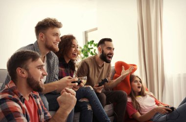 Evde video oyunları oynarken duygusal arkadaşlar