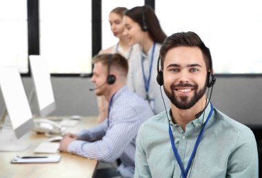 Ofiste meslektaşları ile teknik destek operatörü