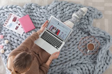 Yerde açık güzellik blogger sitesi ile kadın holdıng laptop, üst görünüm