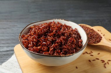 Masada haşlanmış kahverengi pirinç kase ile Board