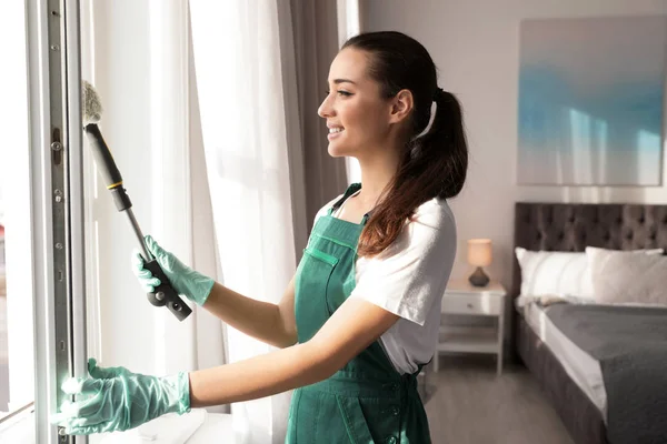 Nettoyage professionnel des vitres avec serpillière dans la chambre — Photo