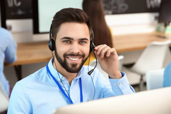 Operator voor technische ondersteuning die samenwerkt met collega's in Office — Stockfoto