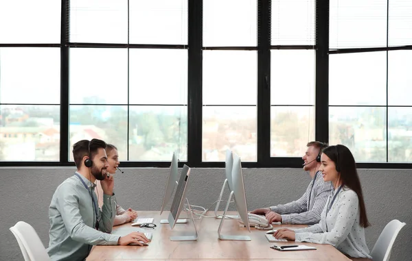 Operadores de soporte técnico que trabajan en oficinas modernas —  Fotos de Stock