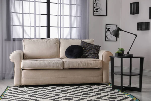 Bekväm soffa nära fönster i modernt vardags rum interiör — Stockfoto