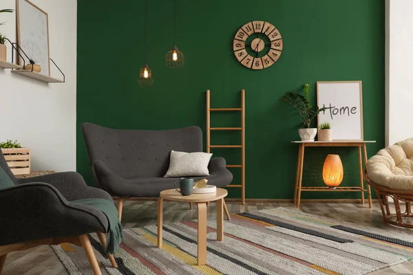 Moderní interiér v obývacím pokoji u zelené zdi — Stock fotografie