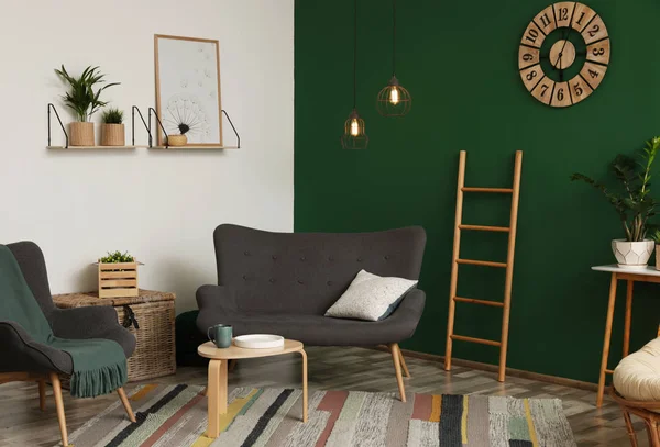 Modernes Wohnzimmer Interieur stilvolles Sofa in der Nähe der grünen Wand — Stockfoto