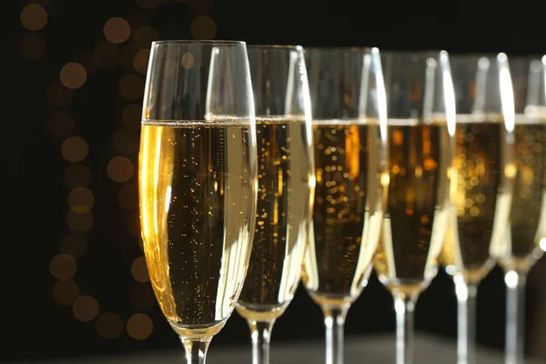 Mnoho skleniček šampaňského na rozostřené pozadí, šatna — Stock fotografie