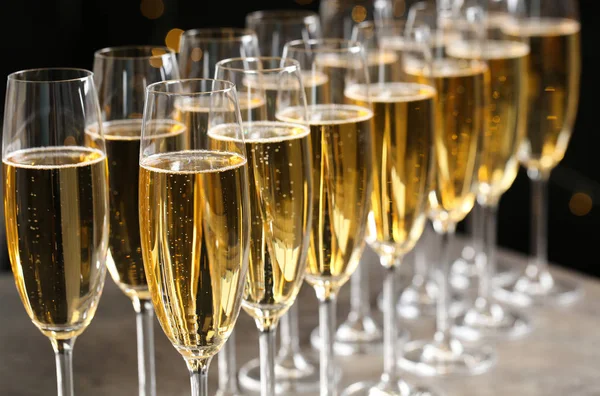 Copos de champanhe na mesa, close-up. Espaço para texto — Fotografia de Stock