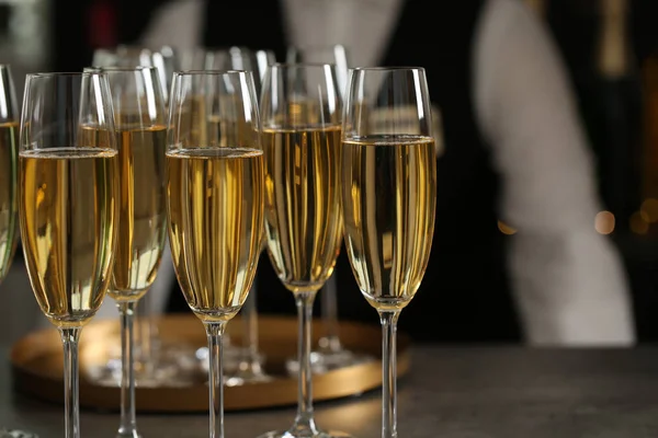 Glazen Champagne en ober in Restaurant, close-up — Stockfoto