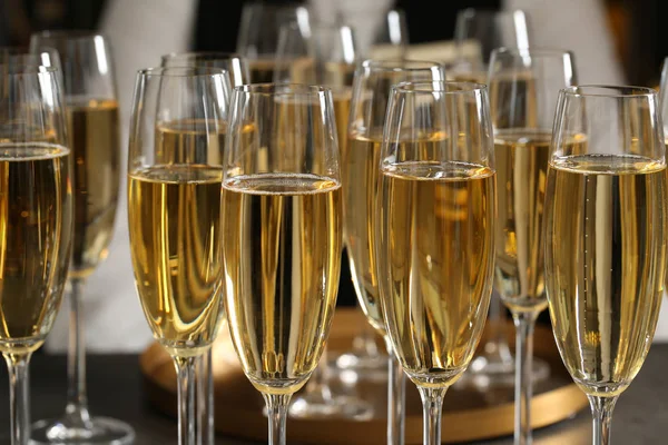 Glazen Champagne en ober in Restaurant, close-up — Stockfoto