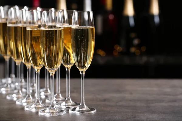 Glaasjes champagne op tafel tegen wazige achtergrond. Ruimte voor tekst — Stockfoto