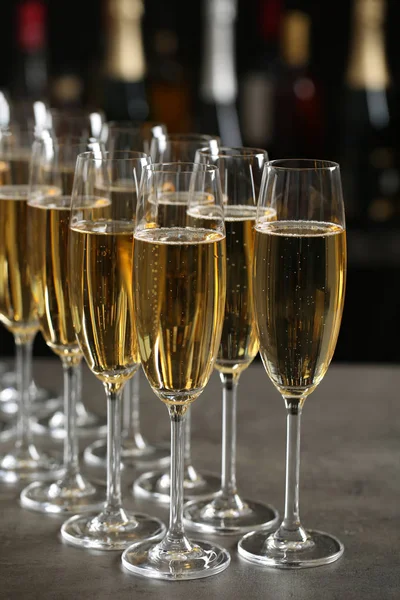 Glazen champagne op tafel tegen wazige achtergrond — Stockfoto