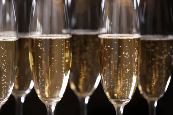 Glazen champagne op donkere achtergrond, close-up — Stockfoto