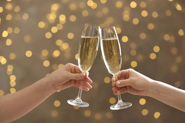 Persone che si accarezzano bicchieri di champagne su sfondo sfocato, primo piano — Foto Stock