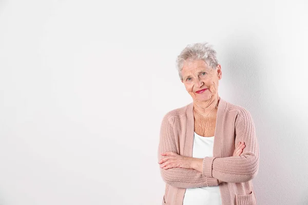 Portret van een grootmoeder in stijlvolle kleding op lichte achtergrond, ruimte voor tekst — Stockfoto