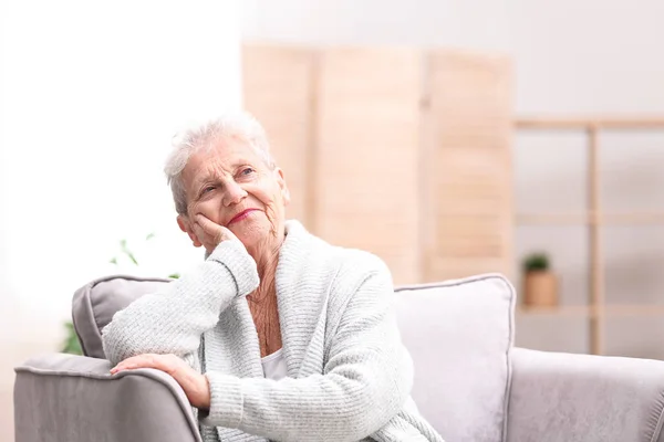 Retrato de la hermosa abuela en el salón —  Fotos de Stock