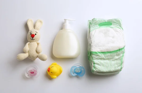 Επίπεδη lay σύνθεση με αξεσουάρ μωρό σε λευκό φόντο — Φωτογραφία Αρχείου