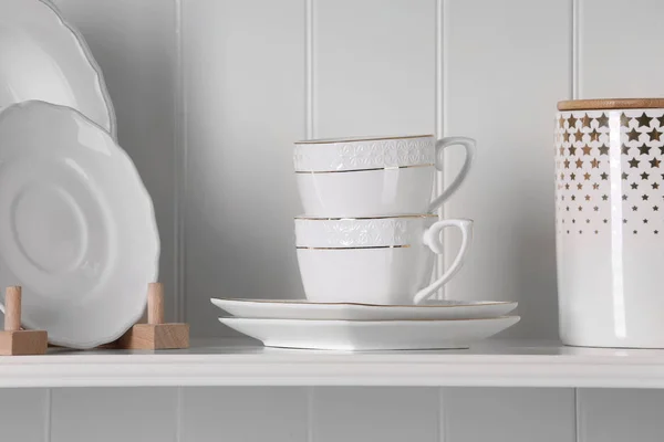 Evde farklı seramik bulaşık makinesi ile şık depolama standı — Stok fotoğraf
