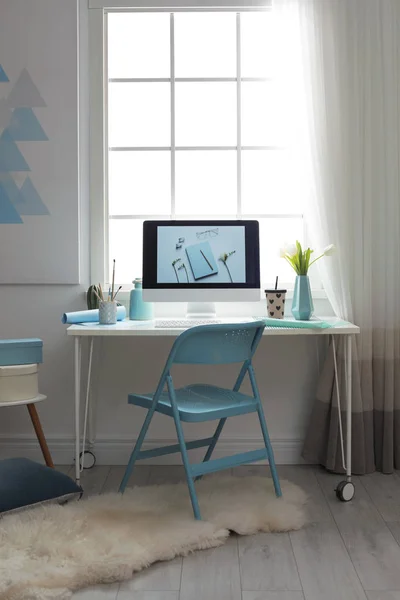 Interior de local de trabalho elegante com computador moderno na mesa — Fotografia de Stock