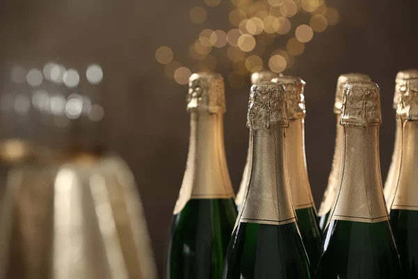 Mnoho lahví šampaňského na rozmazané pozadí. Místo pro text — Stock fotografie