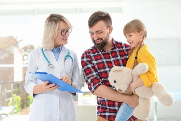 Niña con padre visitando al médico de los niños en el hospital —  Fotos de Stock