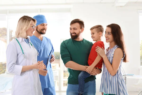 Jongetje met ouders bezoeken van kinder artsen in het ziekenhuis — Stockfoto