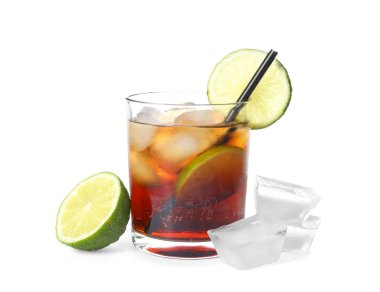 Kola, kokteyl bardak buz ve limon beyaz arka plan üzerinde kesme