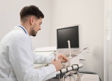Poliklinikte modern ultrason makinesi işletim sonographer