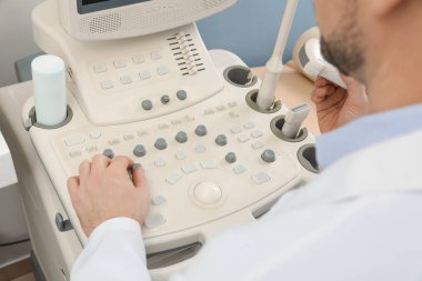Sonographer klinikte modern ultrason makinesi işletim, çekim